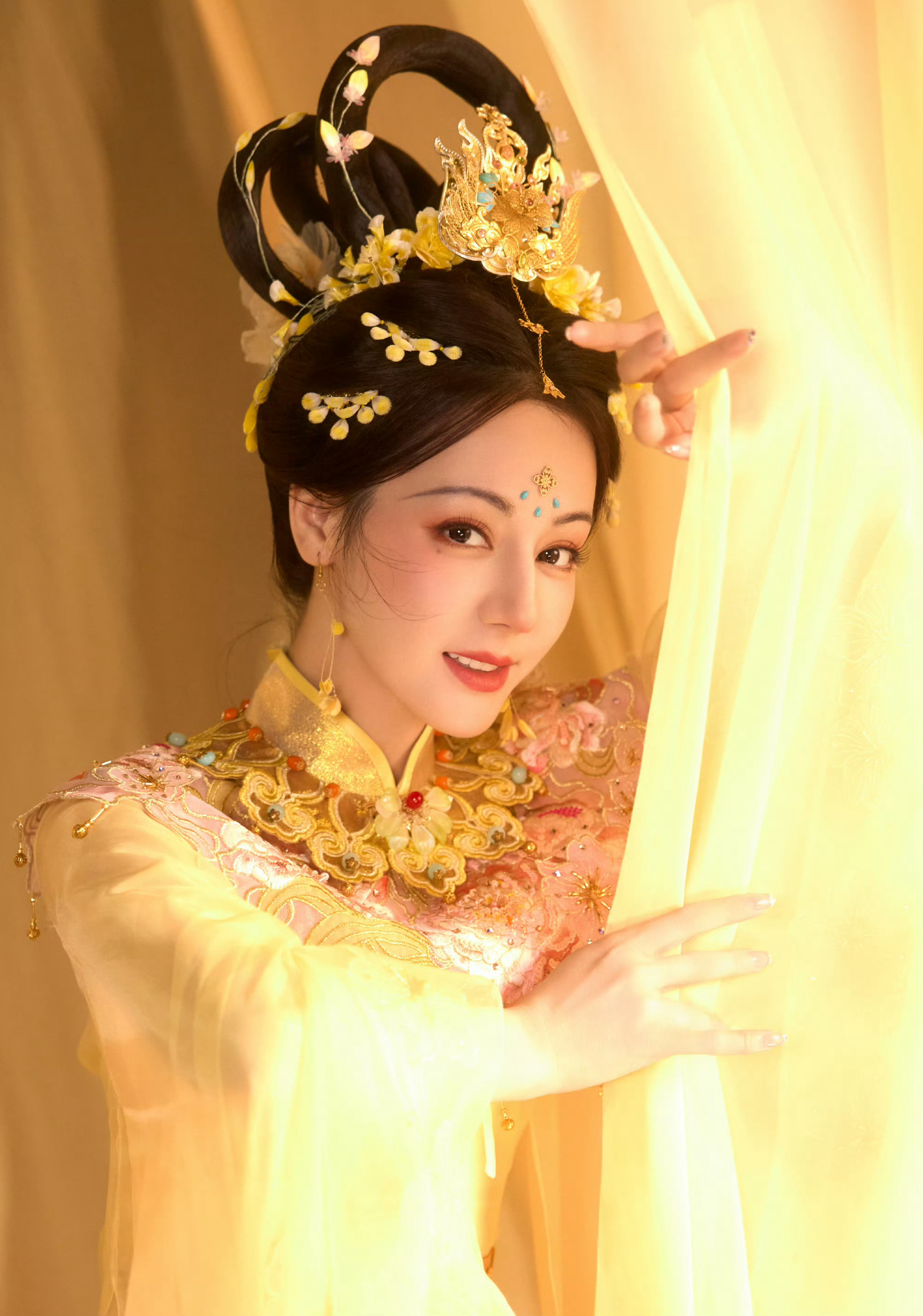 刘任捷给迪丽热巴拍照迪丽热巴鹅黄襦裙轻纱曼舞迪丽热巴鹅黄襦裙轻纱曼舞，好美，美貌