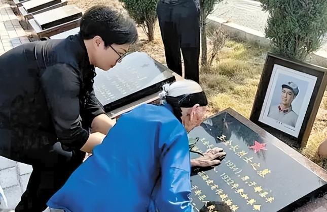 1932年，12岁的段桂秀嫁给了21岁的王金长，新婚第3天，王金长去参军，这一去