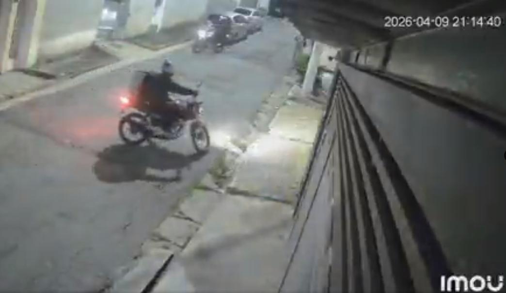 本周四晚9点，在巴西圣保罗北部地区，一名休班宪兵击毙了两名试图抢劫她的男子。
分