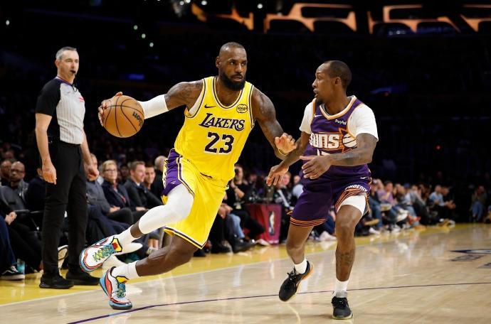 明天的背靠背战太阳才是湖人的最关键一战，太阳并没有轮休，他是希望保存战力跟湖人一