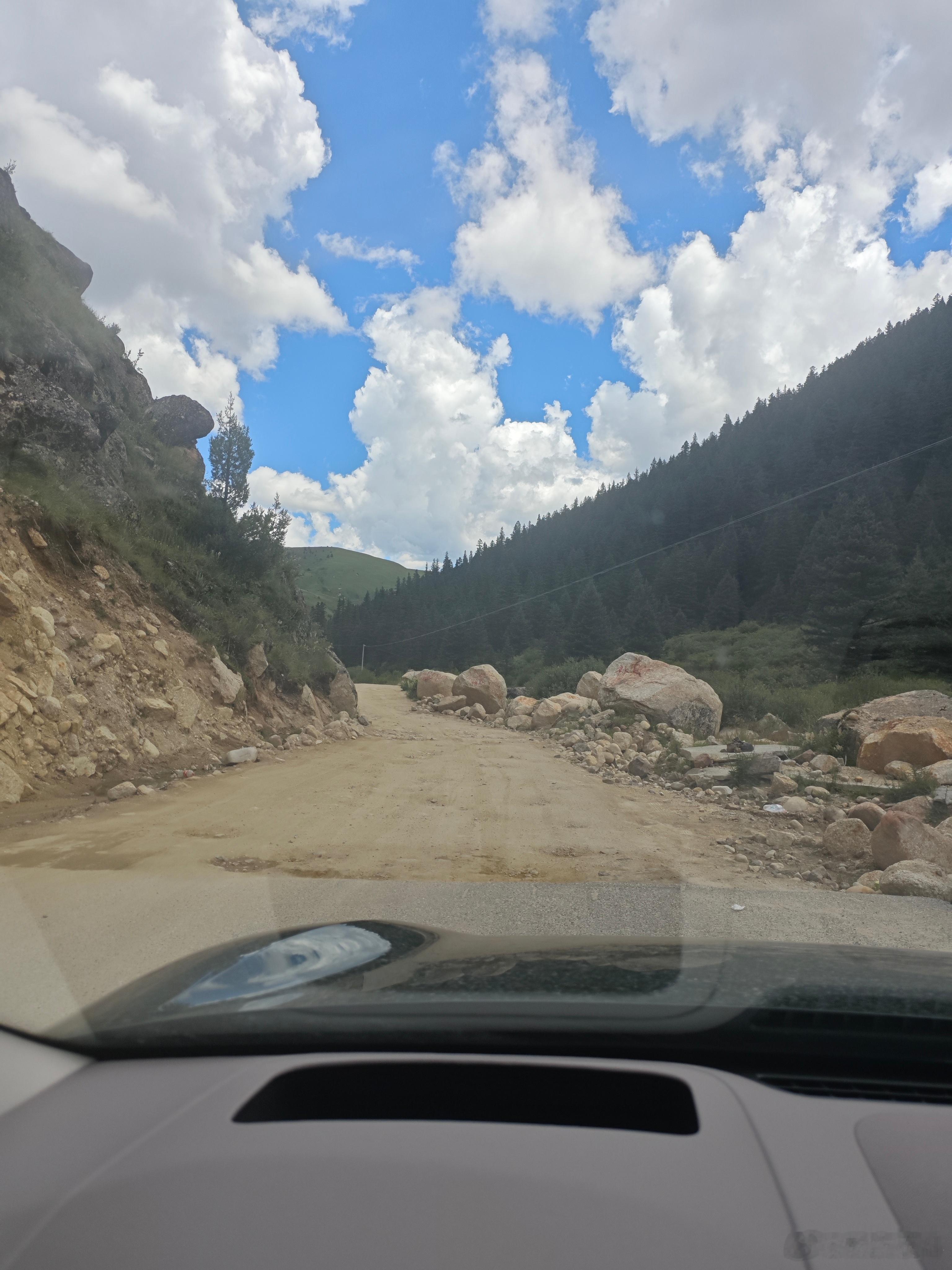 今天主打一个OFFROAD，炮弹坑和落石都不少，空悬升到最高，谁还不是硬派越野了