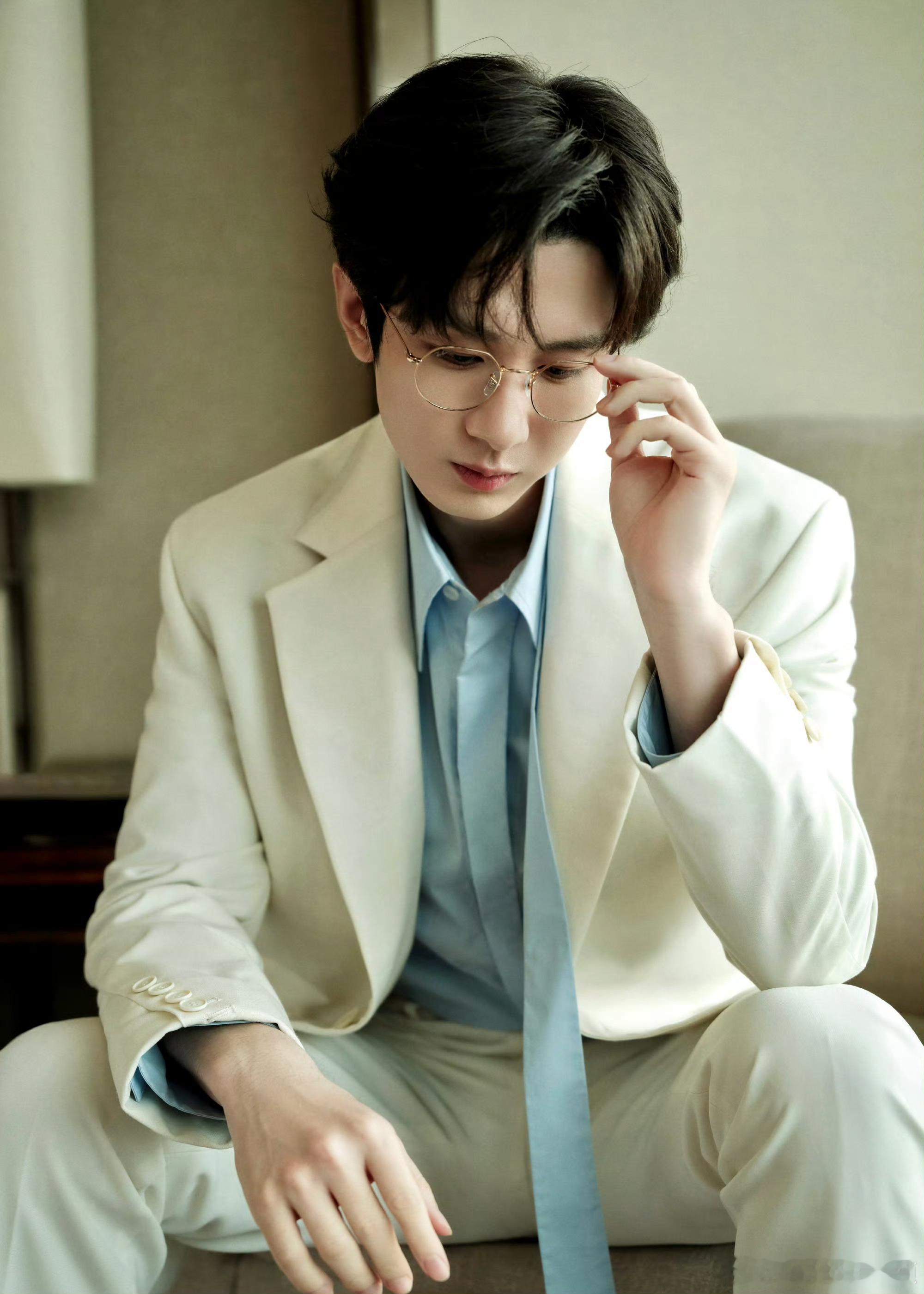 成毅长安二十四计cy成毅谢淮安成毅在演艺道路上不断乘风破浪，挑战自我。从默默无闻