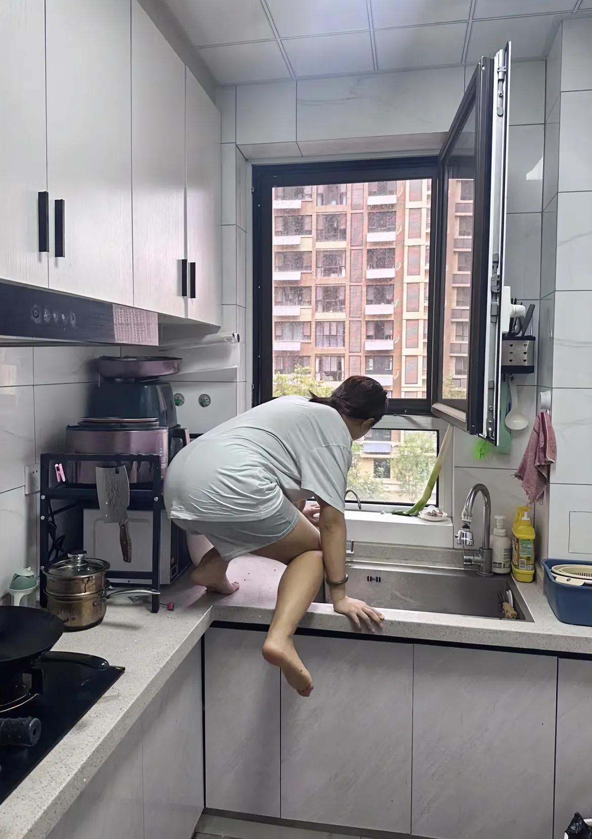 女人喜欢无理取闹，我能理解，如果说一个女人躺平，等着我做饭给她吃，得是有多么不讲