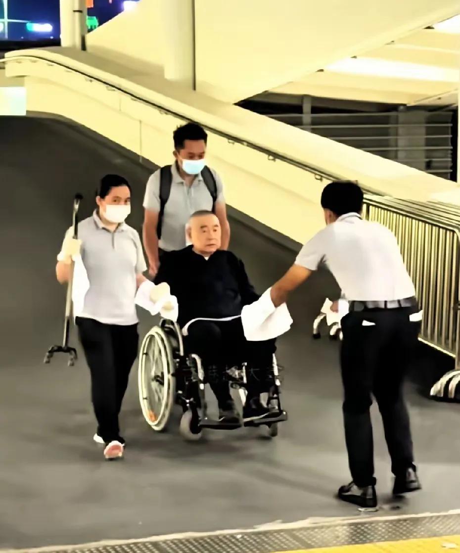 刘銮雄有钱，生病以后真的好轻松哦，带着一个保姆，两个保镖，去看谭咏麟的演唱会，也