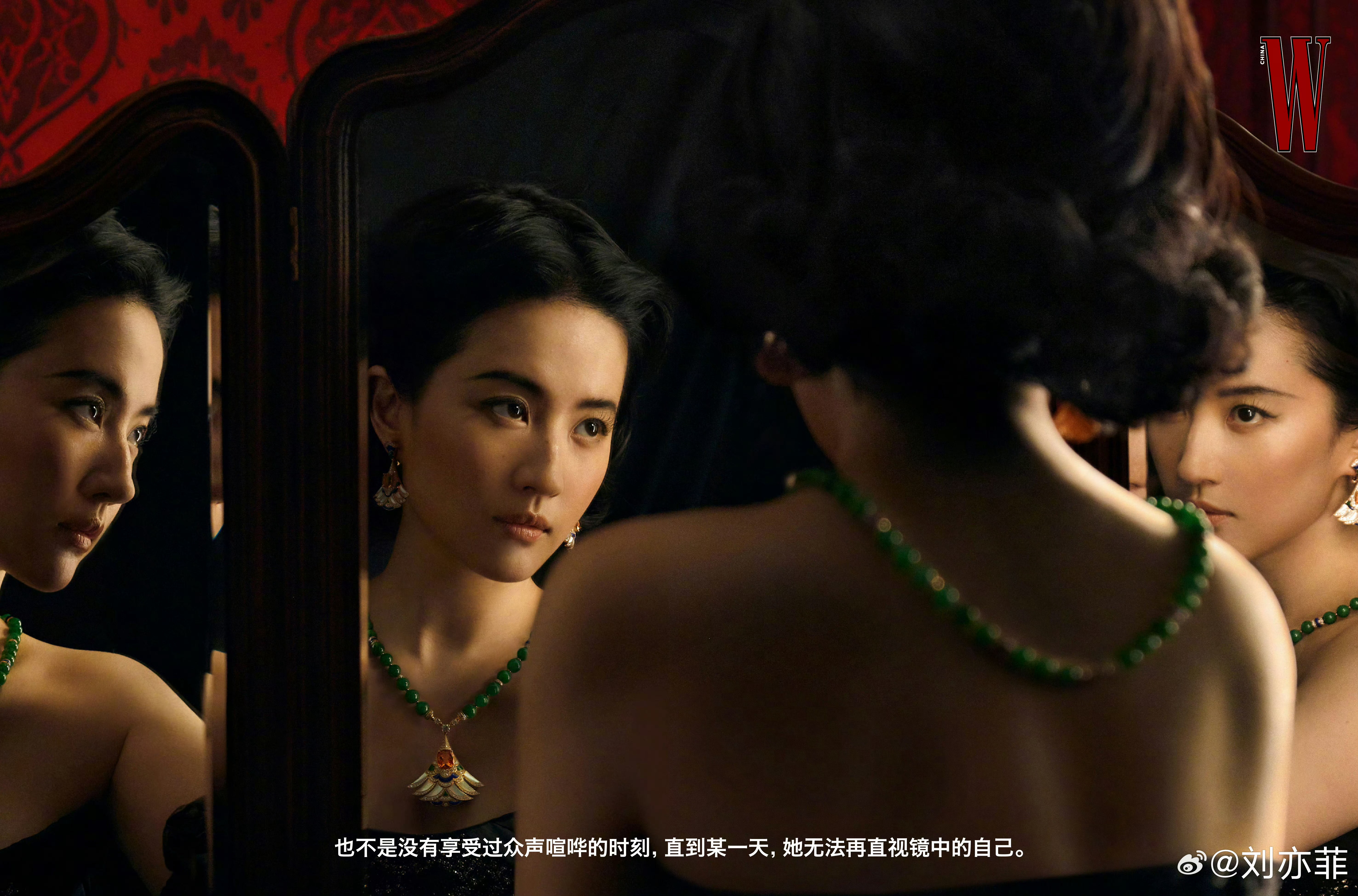 挡住刘亦菲的脸展示珠宝大美女是这样的，光顾着看刘亦菲的脸了，根本没注意到珠宝