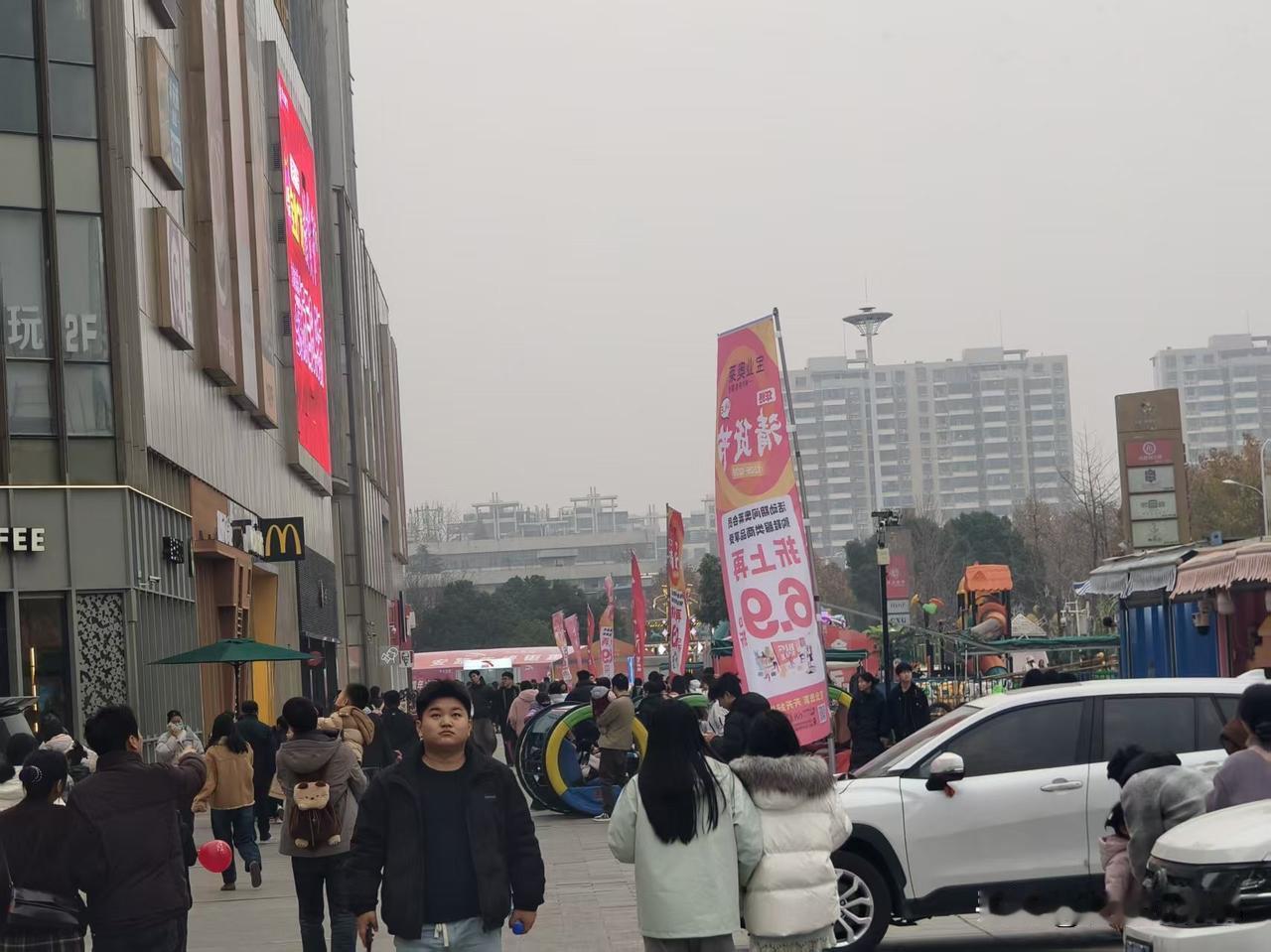 笑不活了家人们！之前多少网友说东七里开华润万象天地，旁边宝业、东兴城要凉透？结果