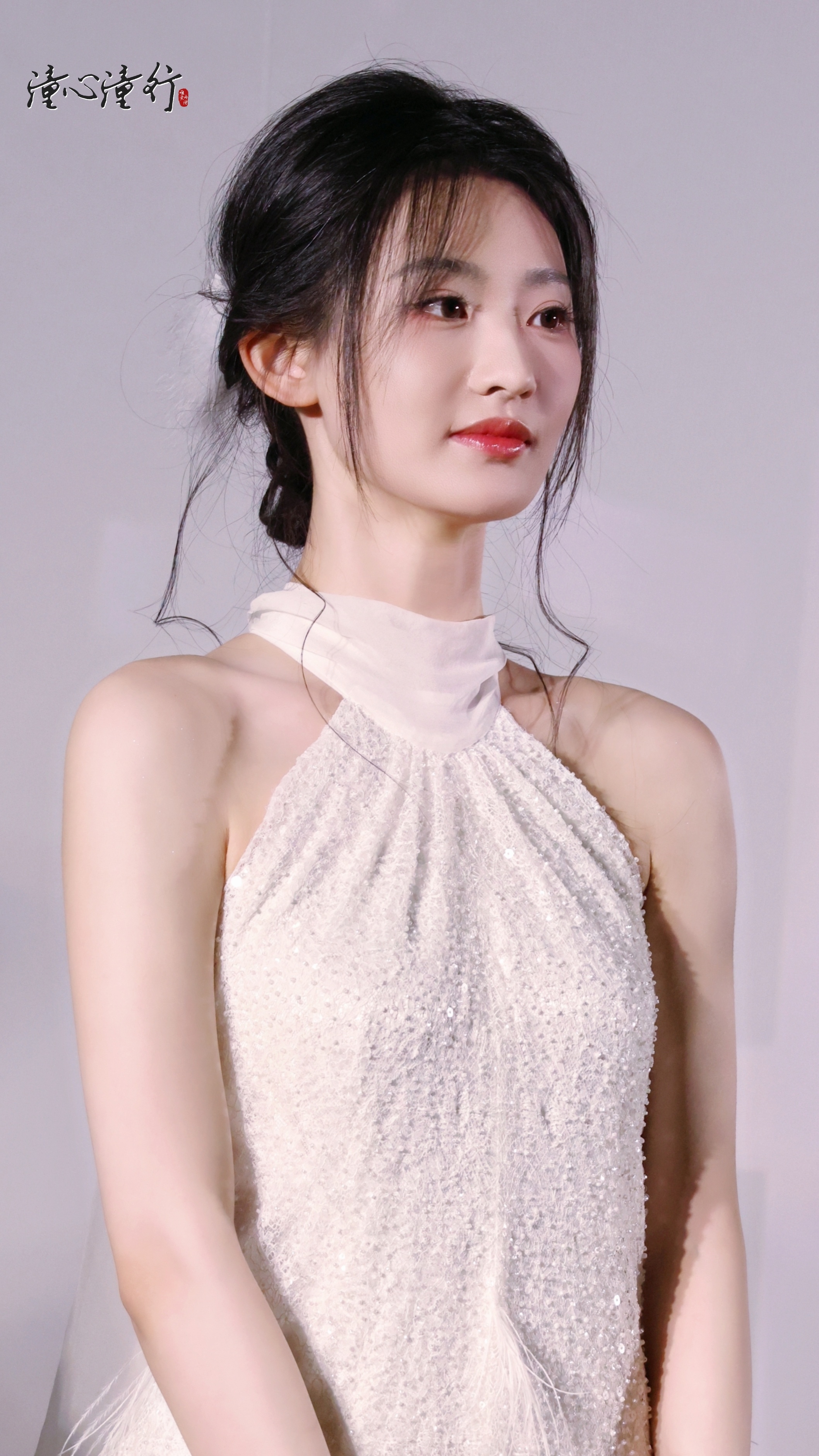 杨雨潼 银白礼裙缀满星光，碎发轻扬间，眼眸盛满温柔的光，在时光里定格成纯净又璀璨