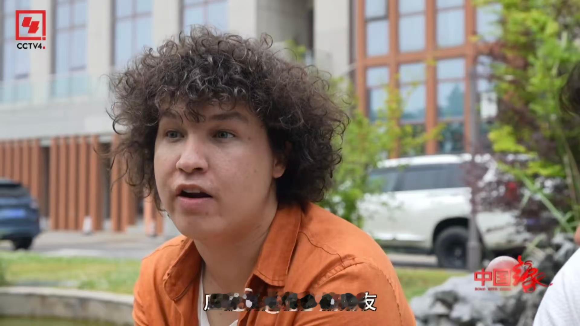 乌兹别克斯坦小伙的苏超球迷速成记想加入苏超常州助威团先会画恐龙 苏超助威团的老成