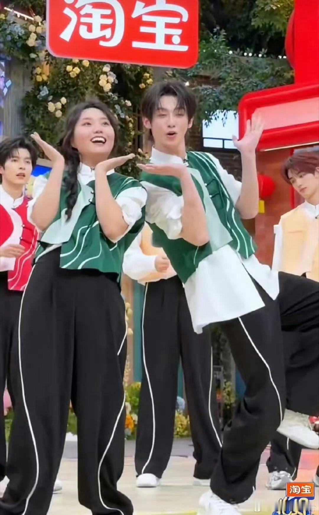 被雪琴伟明双人舞治愈到！笑眼互动戳中谁的心了💘李雪琴赖伟明双人舞年下感拉满你好