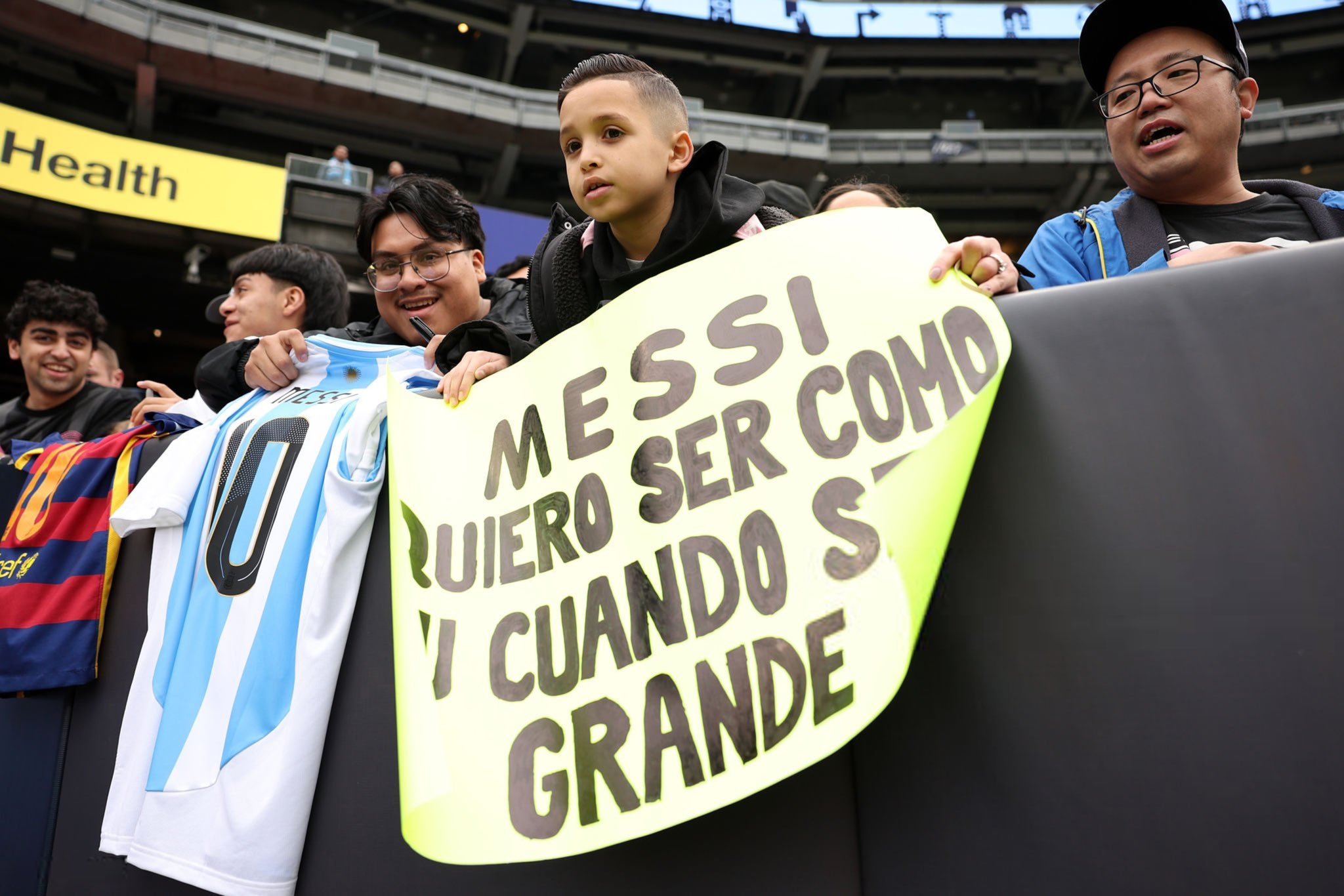 小球迷举着的纸张写着“梅西，我长大后想成为像你一样的人。”梅西纽约城vs迈阿密国