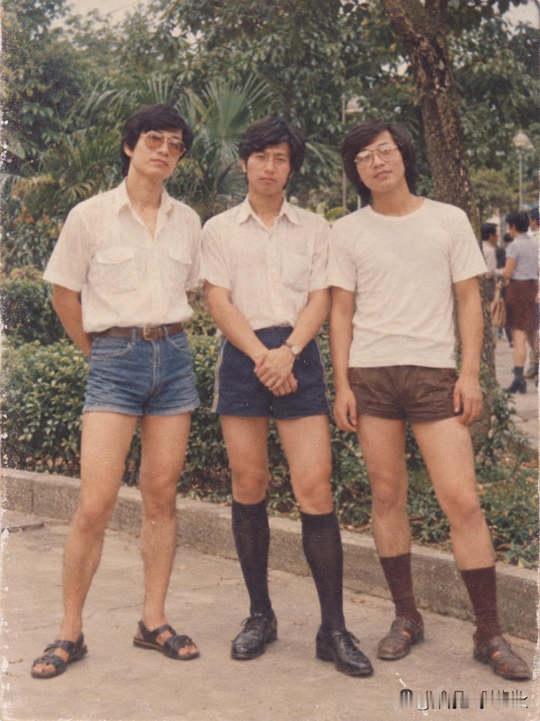 80年代，公园里的潮男

短裤、长筒袜、皮鞋，再配上一副大框眼镜——
放到今天都