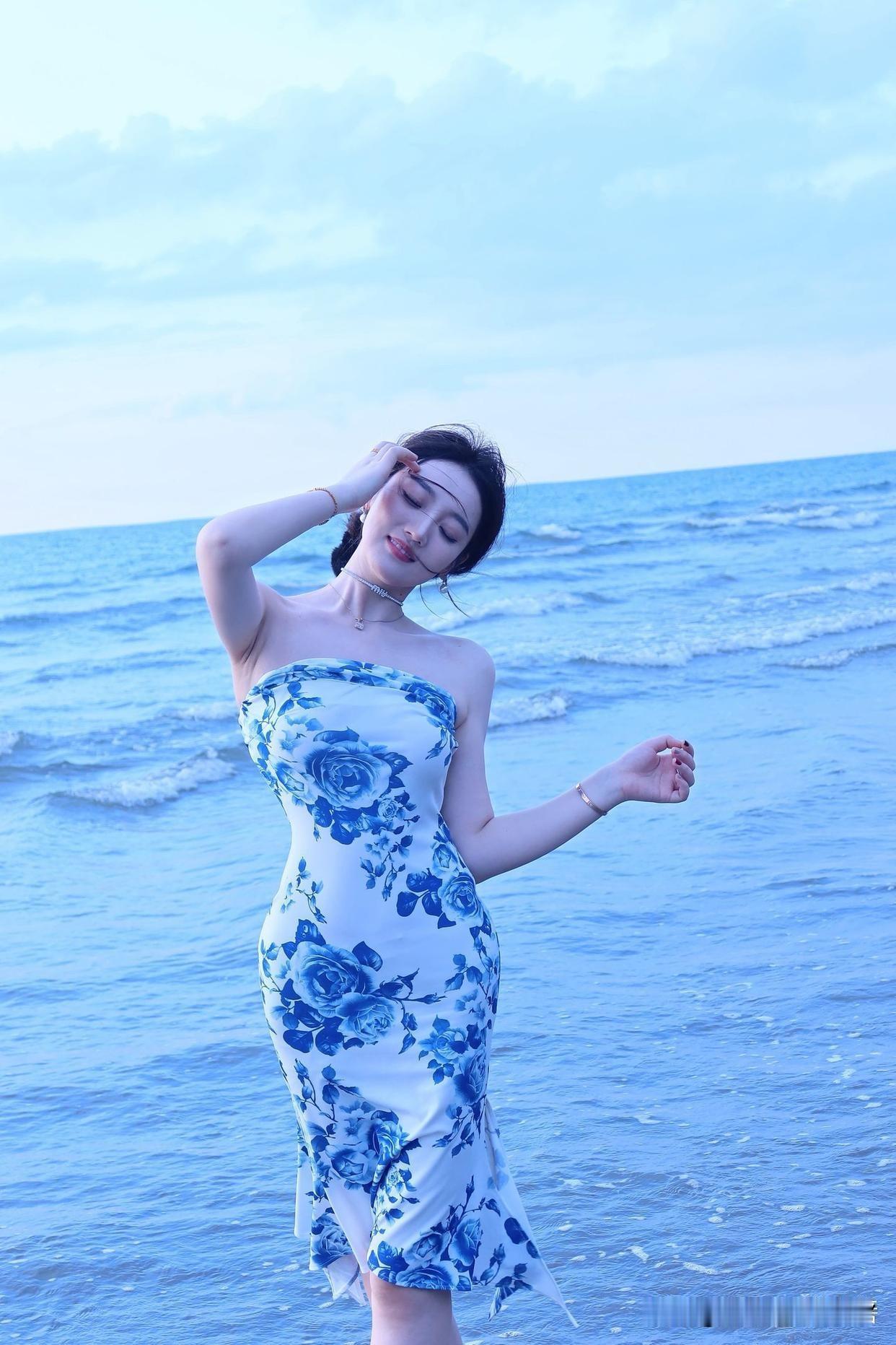 海边漫步，蓝白相间的裙摆随风飘扬，感受海风拂面的浪漫时光。