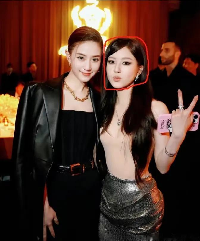 何超莲和赵露思合照，网友嘲赵露思的头比她的大2圈；何超莲和宋轶合照，何超莲并没有