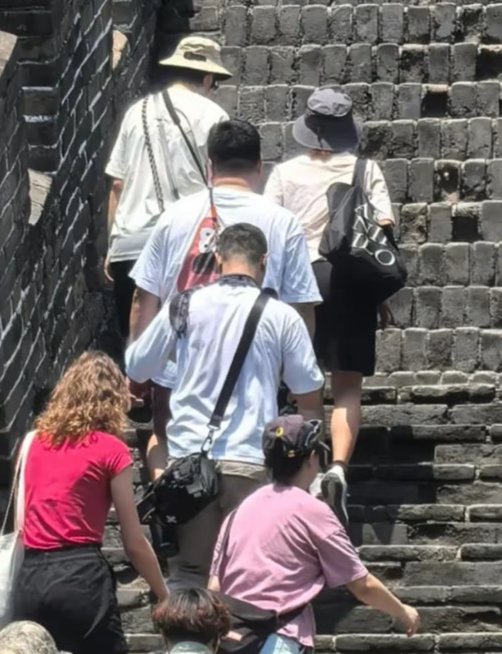 孙燕姿一家四口热天爬长城，13岁儿子冲在前面，手脚细长个头真高！！！ ​​​