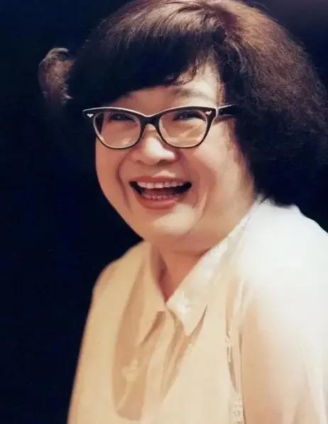 世上只有妈妈好，有妈的孩子像个宝，没妈的孩子像根草...这歌词，套在任何人身上，