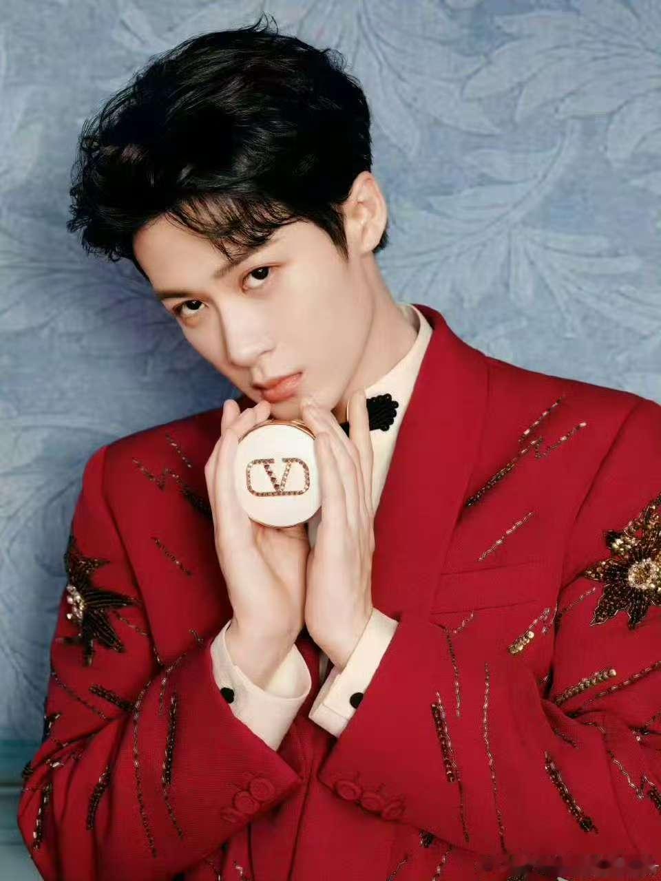 檀健次新春大片檀健次红色刺绣西装檀健次新春大片，爱了爱了，