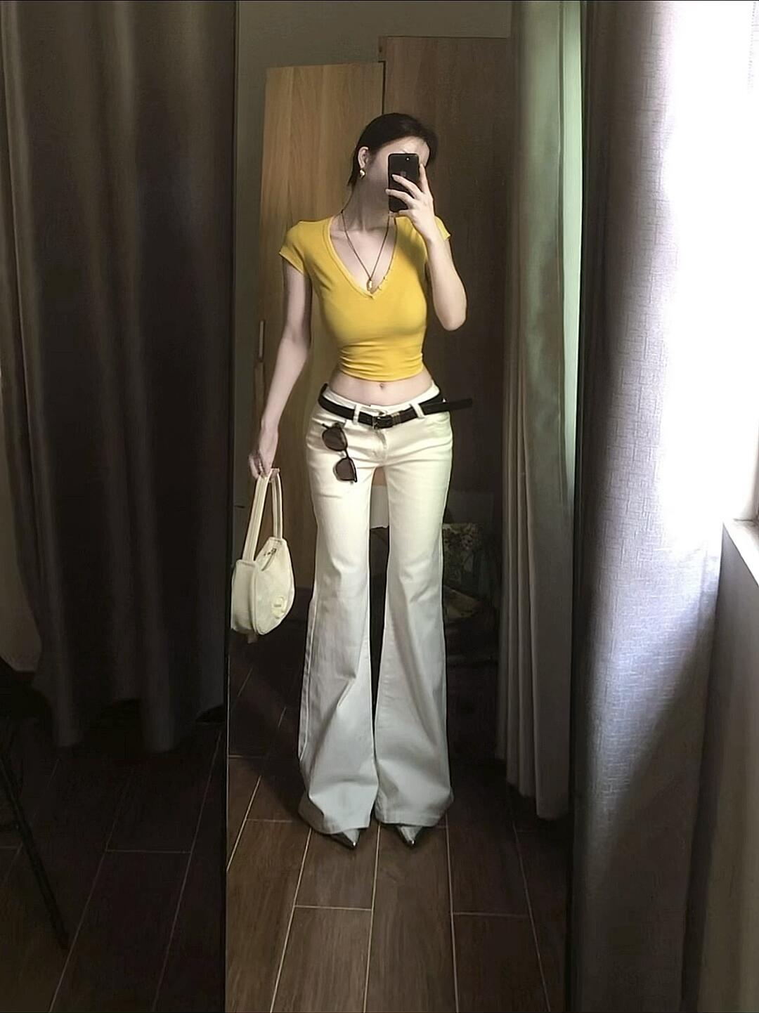 黄T恤➕白微喇裤 尊的很气质美女感啊！