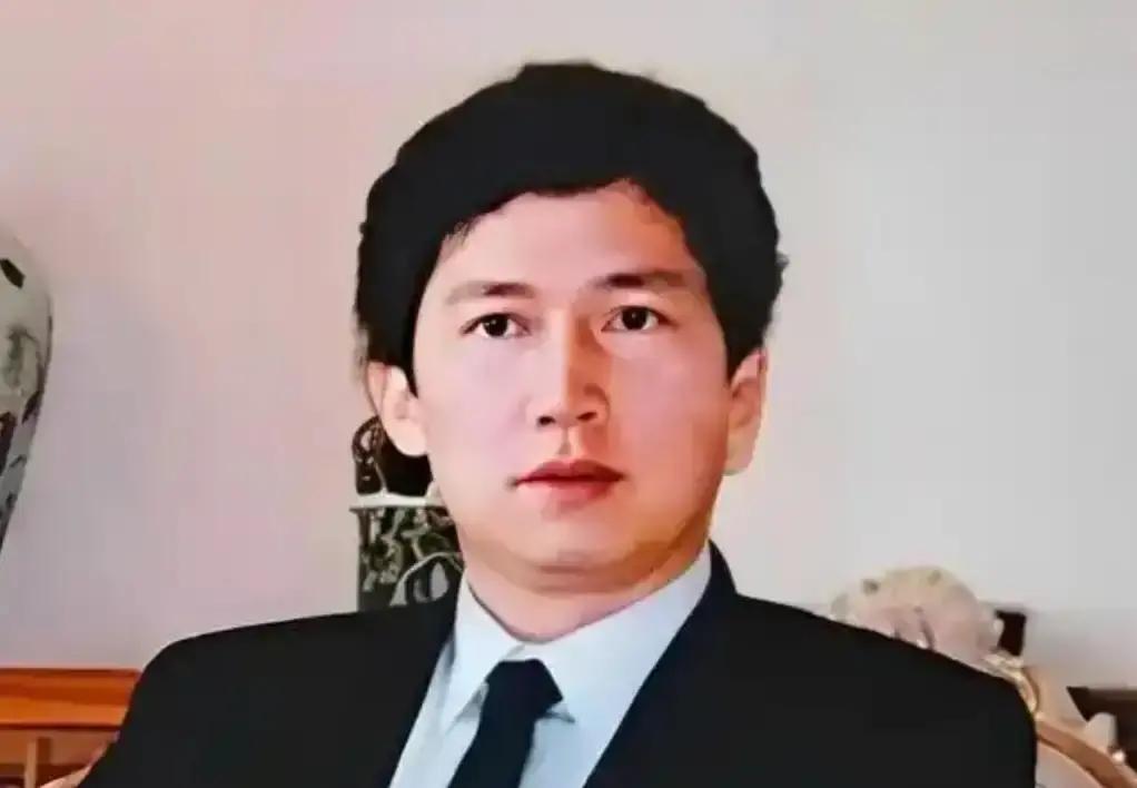 李春平在1992年掏出1000万港币买下了一辆银刺版劳斯莱斯，开着它在北京的街头