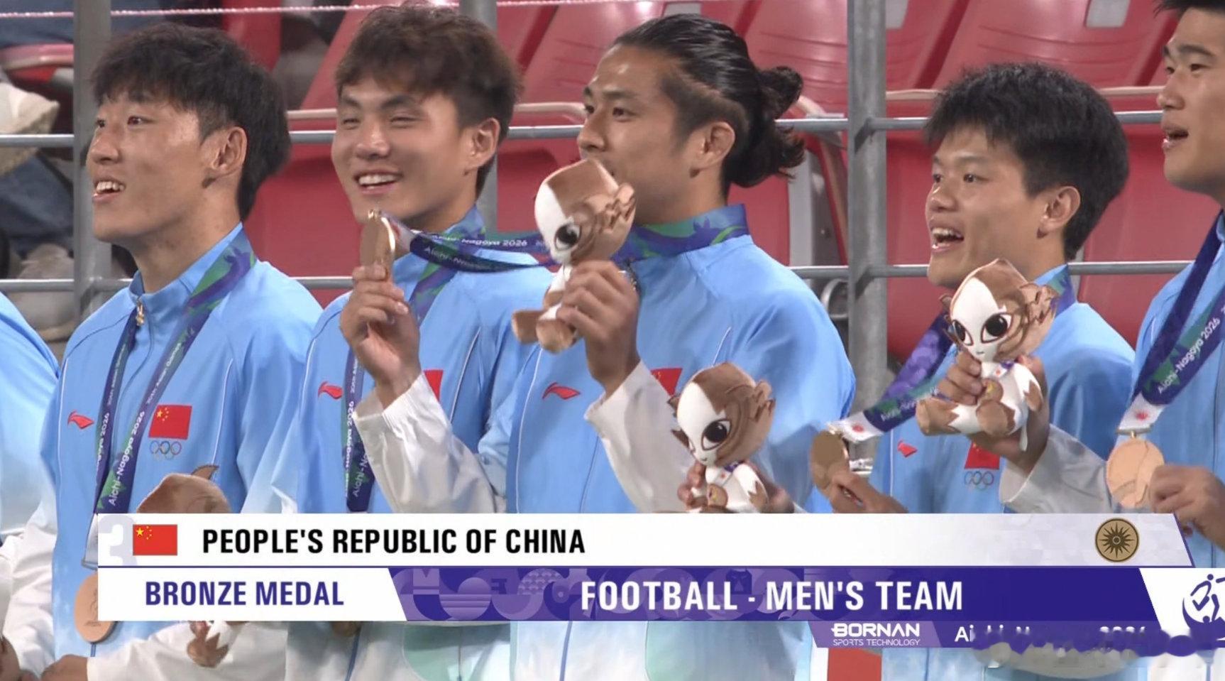 荣耀时刻！U23国足众将佩戴铜牌 在亚运男足颁奖仪式上，中国U23国足众将戴上了