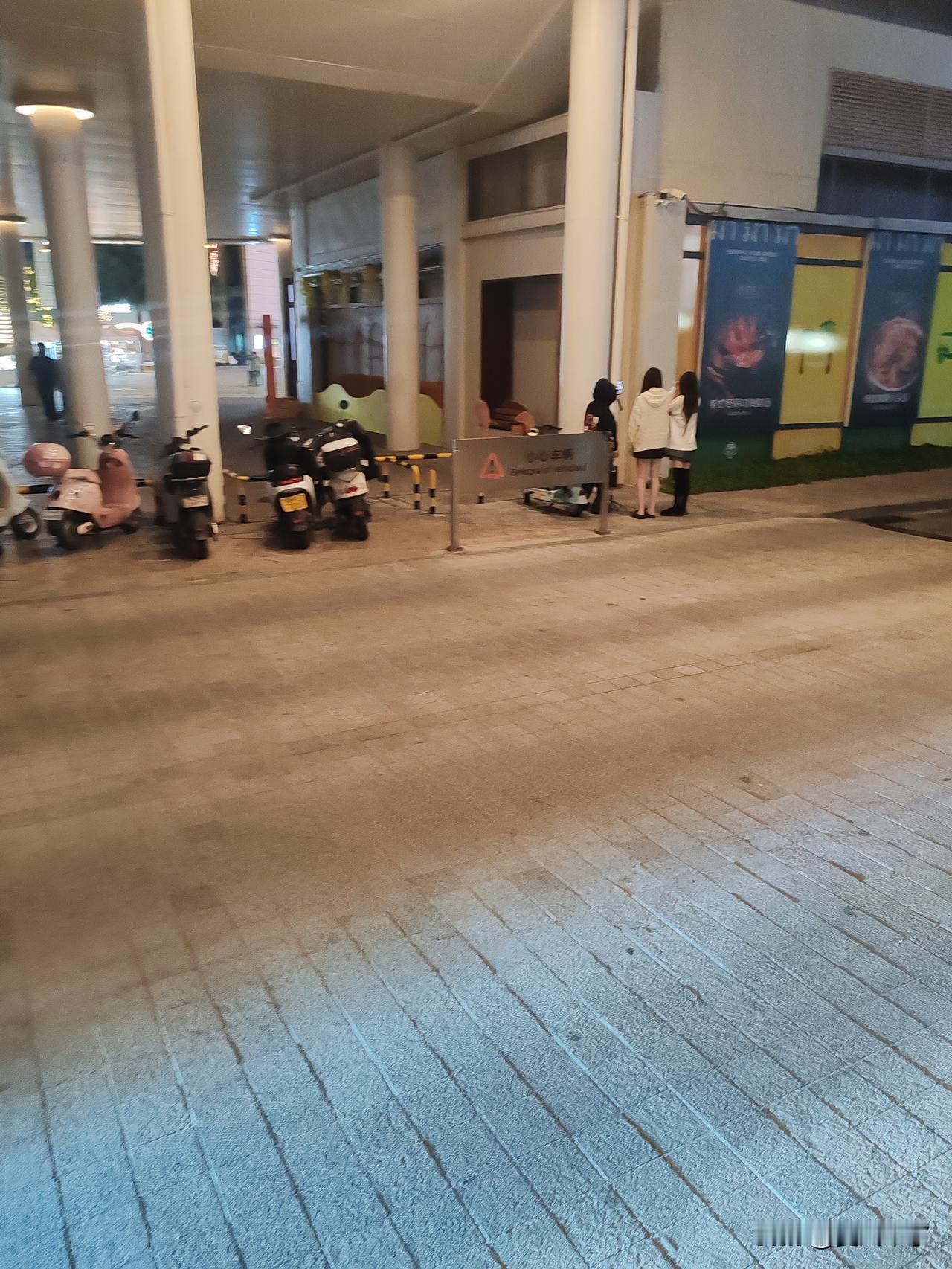 晚上散步，看到几个小美女在做直播。同一时段，翡翠山附近还看到有两人在直播，一位男