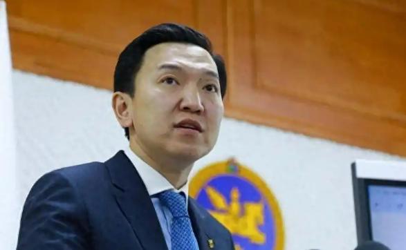 刚上任不到半年，蒙古国总理乌其尔勒就下了一道硬命令：全国上下开始“过苦日子”，大