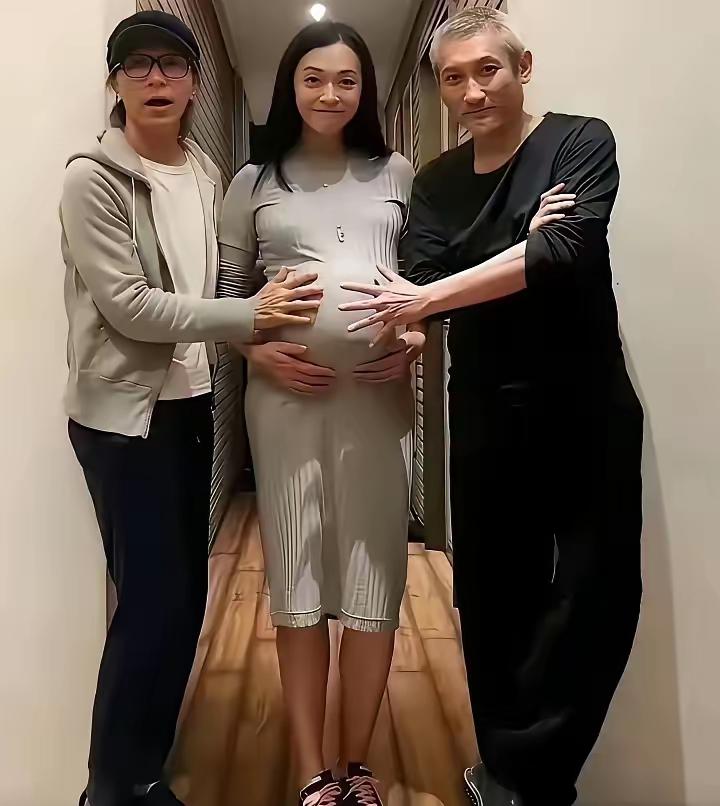 左边是周星驰，右边是徐克
最中间这位怀孕的美女是谁？
没想到他们三位关系那么好，