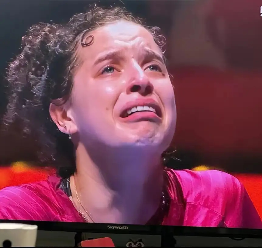 高达哭了18岁的埃及小将汉娜高达，在澳门世界杯女单1/4决赛中，距离掀翻世界第一