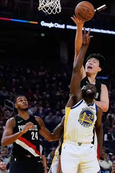 杨瀚森终于体验到了NBA的速度和强度，杨瀚森季前赛首秀上场21分钟，拿下4分4篮
