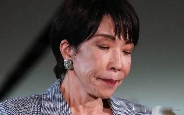 早苗手部病加剧，
东京就医查多时。
右手两指关节变，
辩论缺席因手疾。
竞选伤重