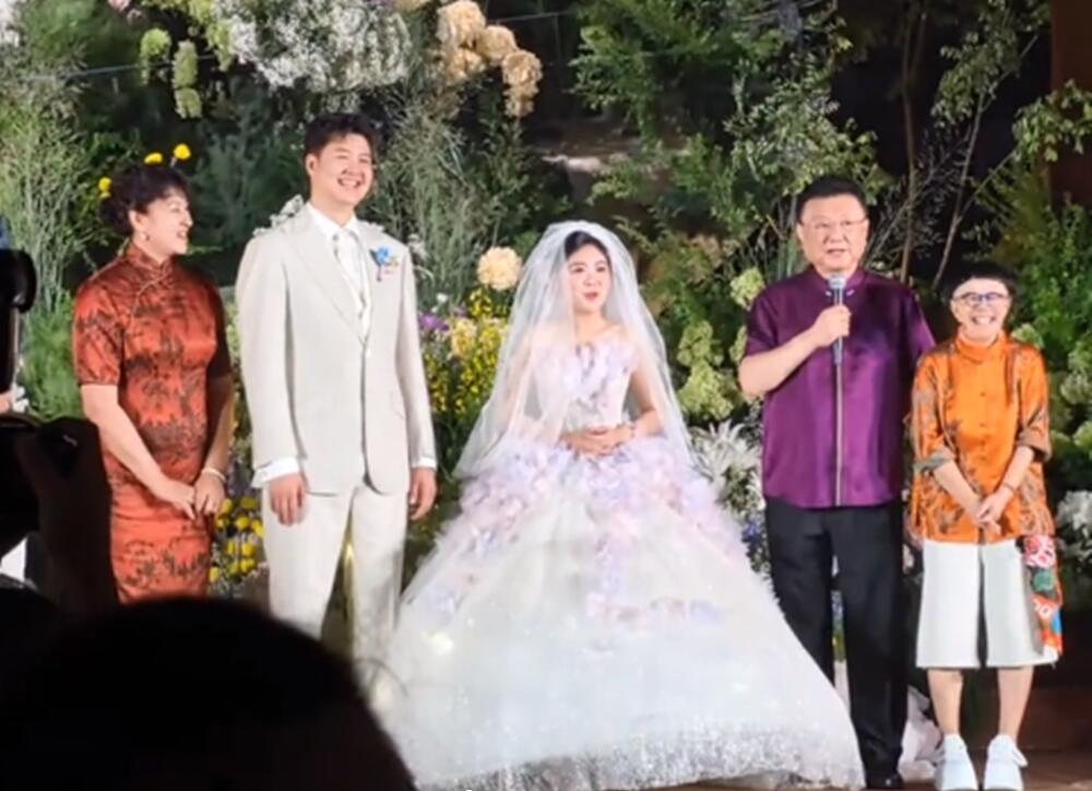王宁：今天看到孩子们幸福的样子，我特别感慨。当年你和我结婚的时候，可没这么隆重的