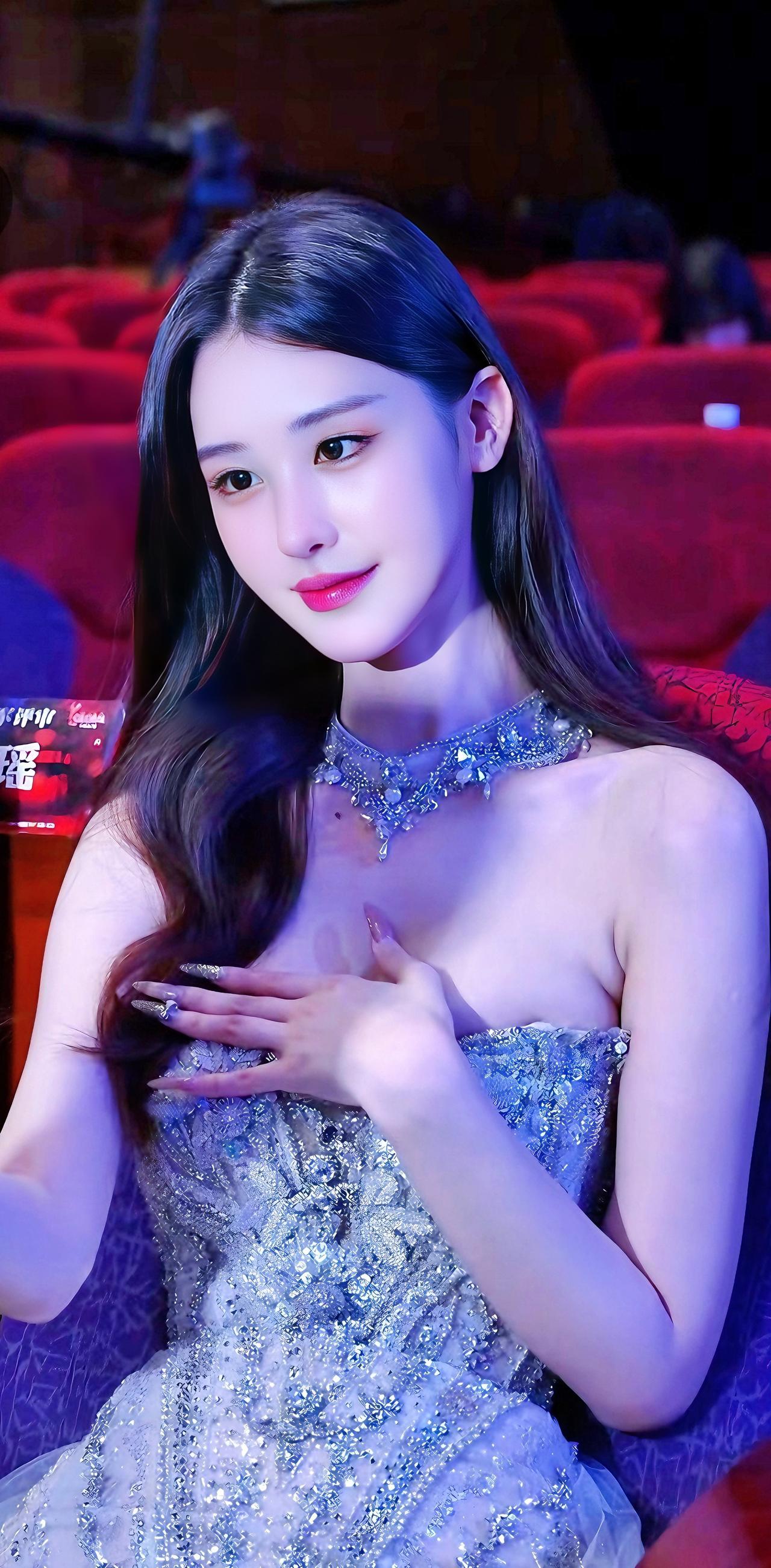 白欣禾
身姿丰盈似朝露凝于枝头，娇俏又不失灵动。
眉眼间仿佛藏着星河清辉，明亮的