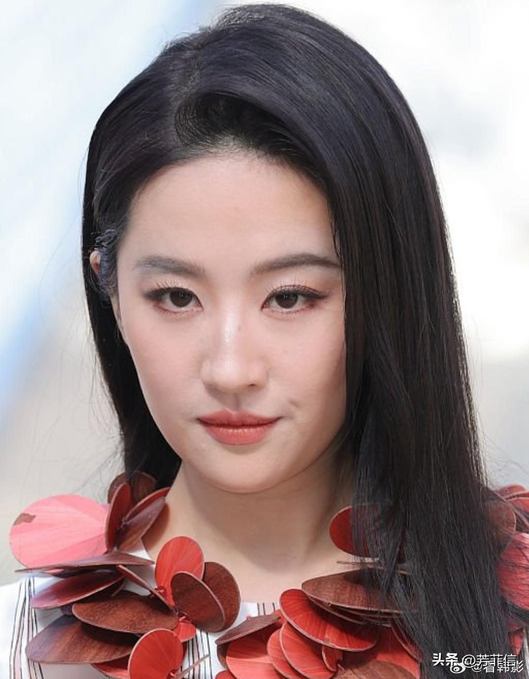 LV于3月10号在巴黎举办的秋冬大秀，一众出席艺人的生图一览无遗……
刘亦菲，以