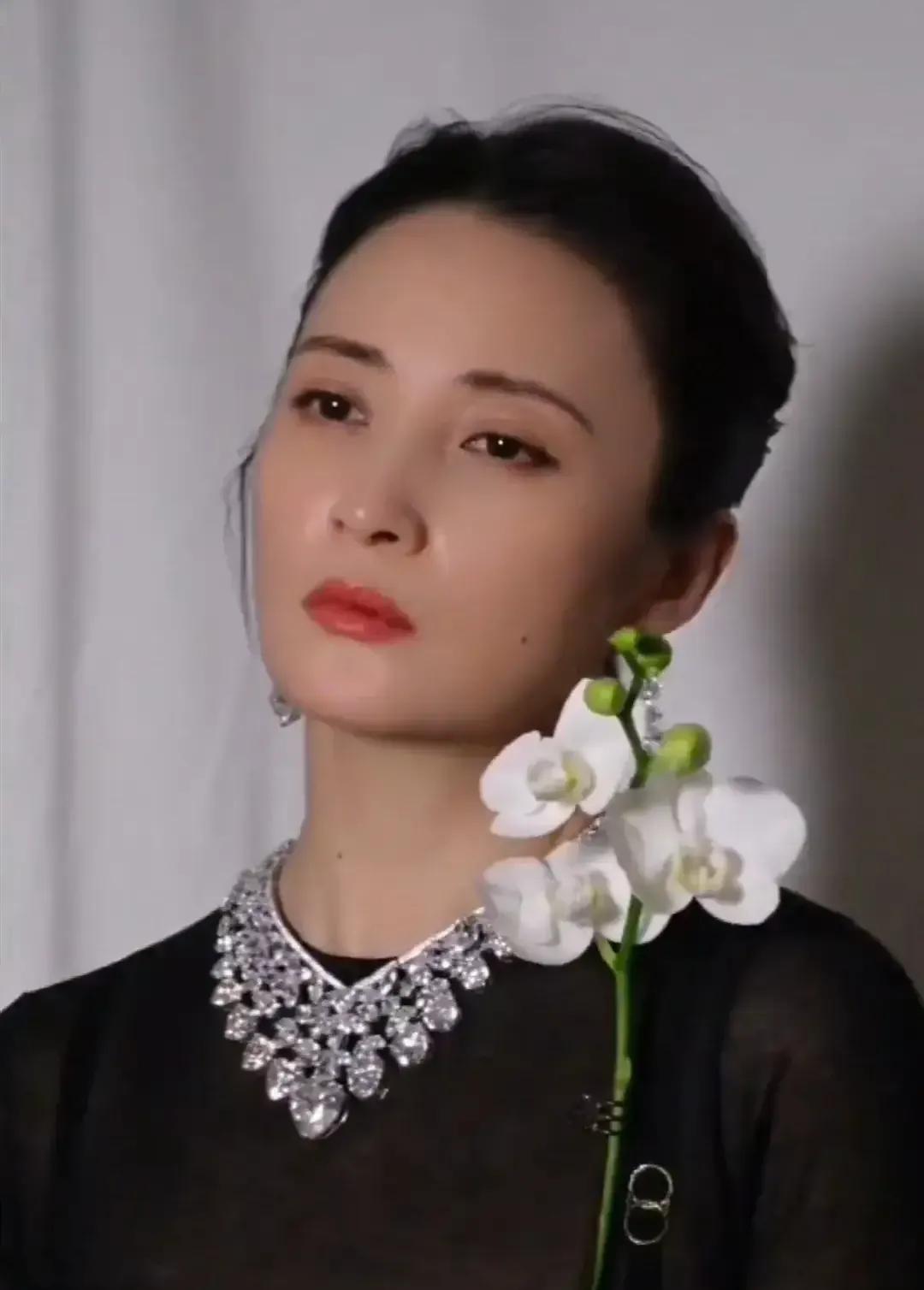 人生赢家是蒋勤勤。前半场是陈建斌，后半场该蒋勤勤了！家庭幸福和睦，爱情事业双丰收