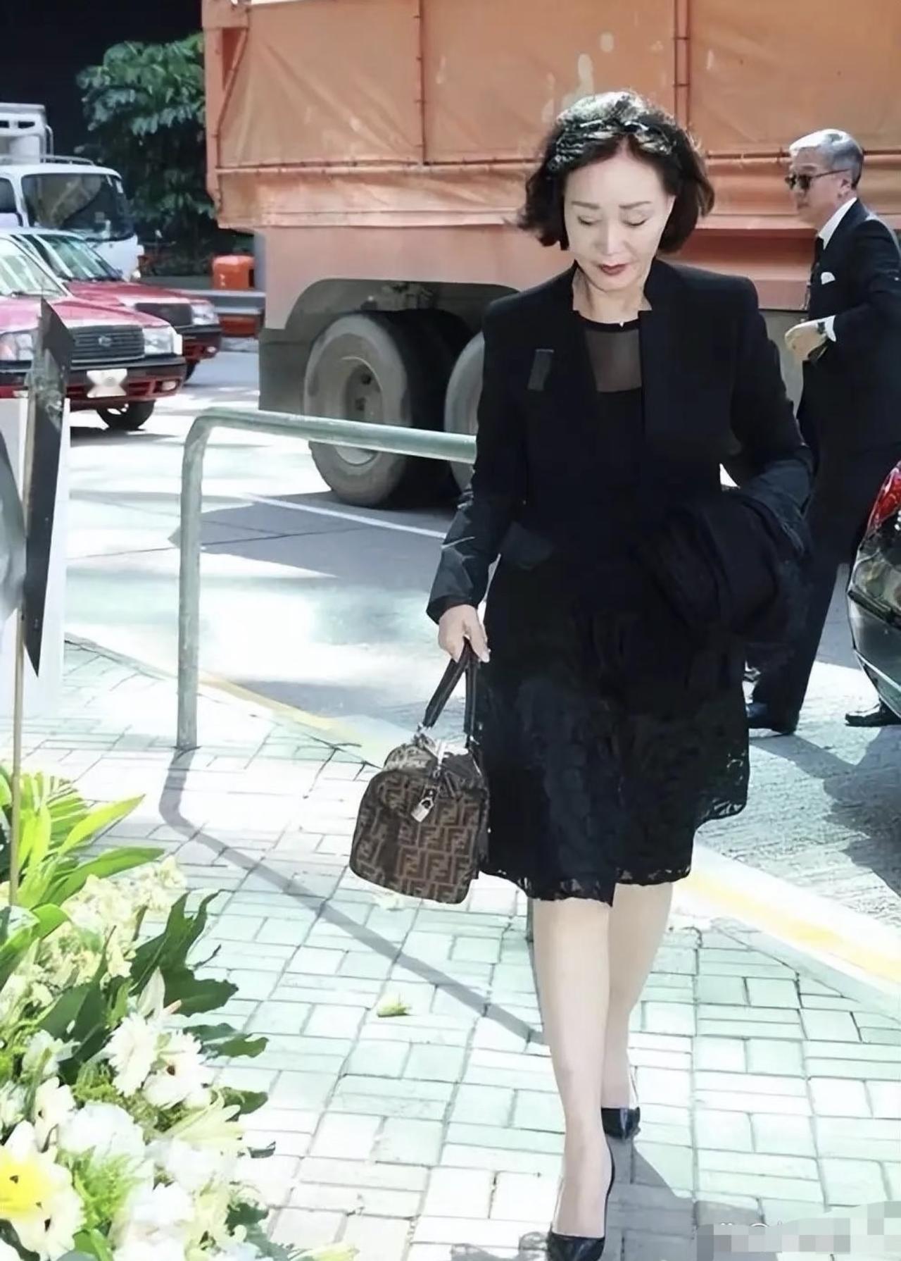 别再信何莉莉“隐忍43年熬死丈夫拿下70亿遗产”的网络爽文叙事，这并不是简单的逆