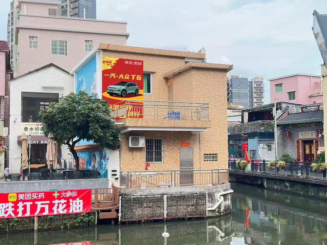 三米宽的河道开出了F1的心跳 龙船在叠滘的窄河道上飞驰，每一次过弯都像F1赛车在