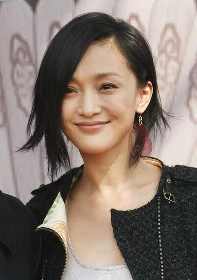 周讯，影视歌三栖明星，演技精湛，但她的情感却颇多波折，曾与多人传出恋情，但多无疾