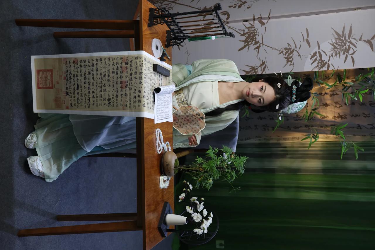 竹窗书韵
清雅的古风布景意境悠然，竹影屏风衬着满壁书法，古韵扑面而来。女子身着浅