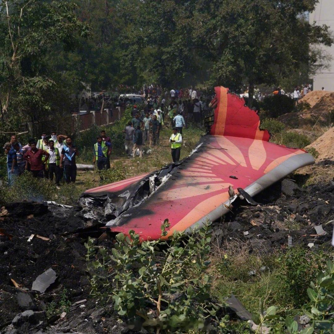 突发:印度航空AI-171航班起飞32秒后坠毁，原因是起飞后几秒钟内，两个发动机