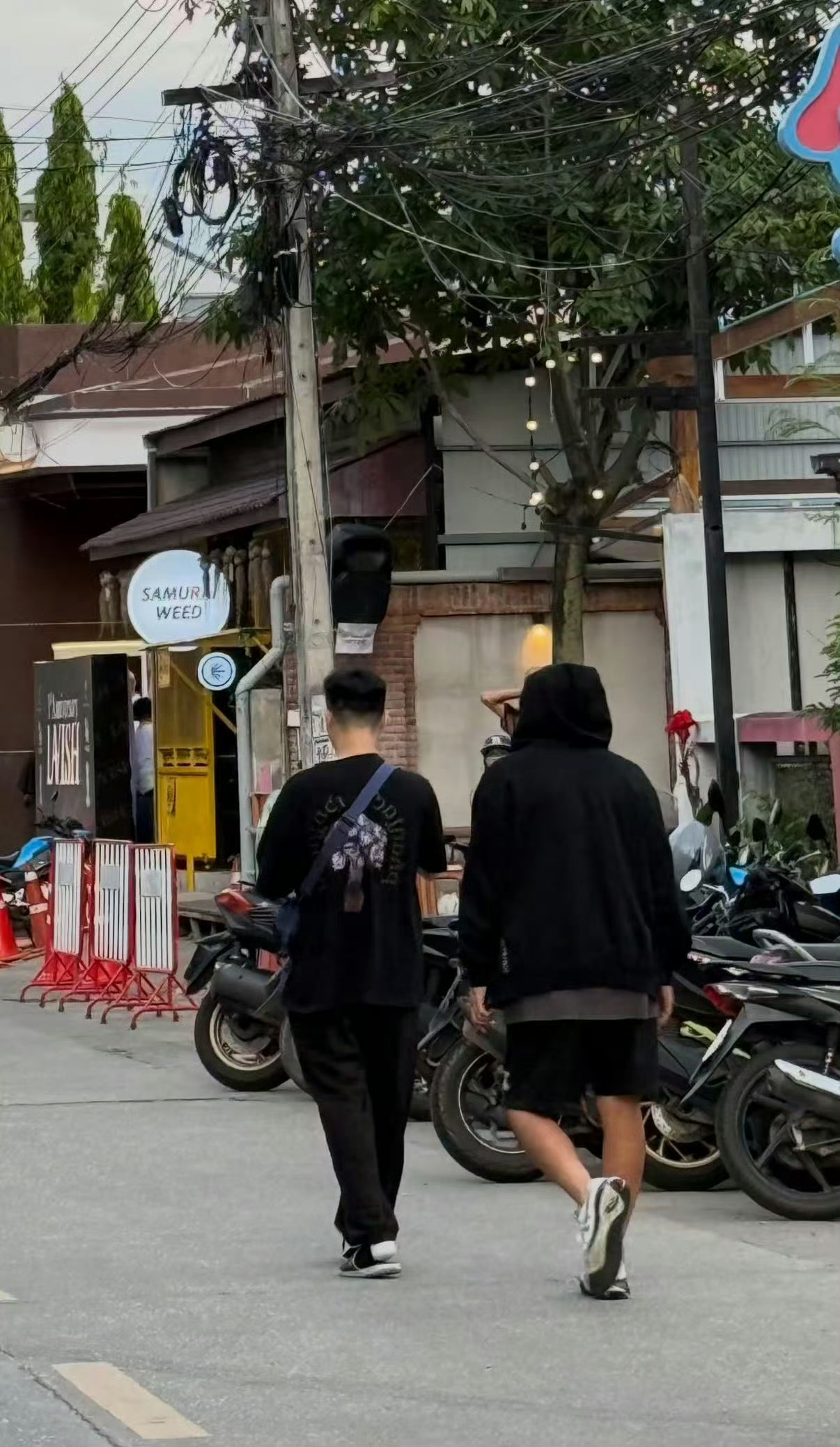 偶遇周杰伦陪昆凌录制中餐厅周杰伦陪昆凌录中餐厅了哇塞！有网友偶遇周杰伦在清迈陪昆