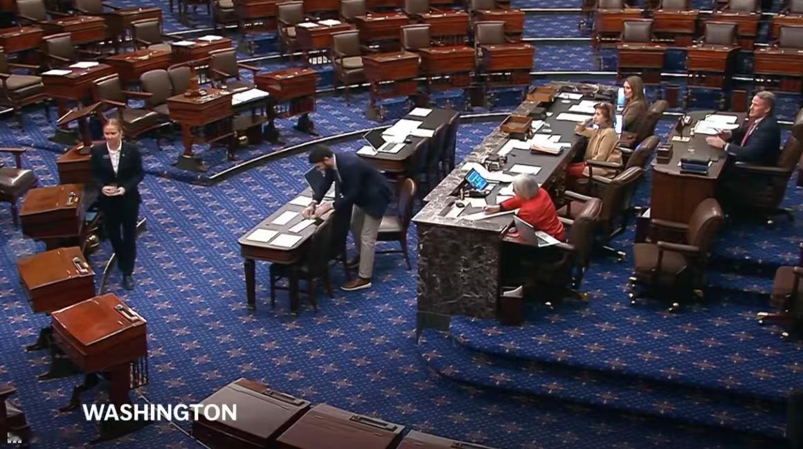 美国政府停摆 美国参议院以 60 比 40 的投票结果推进了一项法案，这是结束美