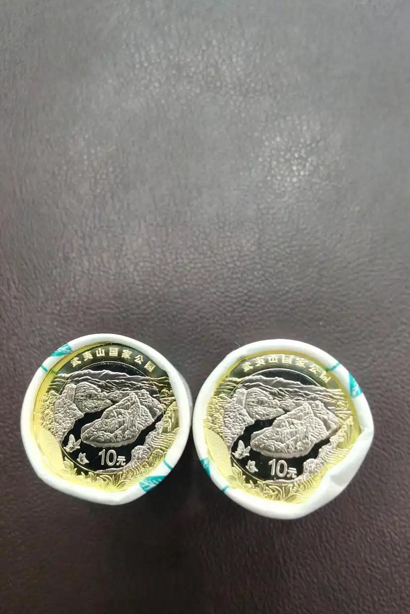 武夷山国家公园纪念币今天领到了。
上午7点就去银行了，人不多但领取的时候已经有不