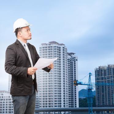 工地上干了二十年，带出过十几个优质项目的张工，现在每天下班后要翻开崭新的教材。