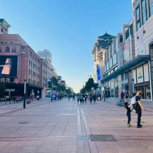 王府井步行街，位于中国北京市东城区境内，南起东单三条，北至灯市口大街，占王府井大