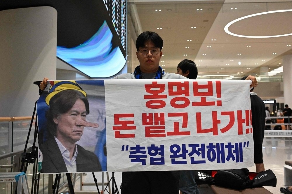 在经历了2026年世界杯上的灾难性表现后，韩国球迷对主教练洪明甫破口大骂。韩国球