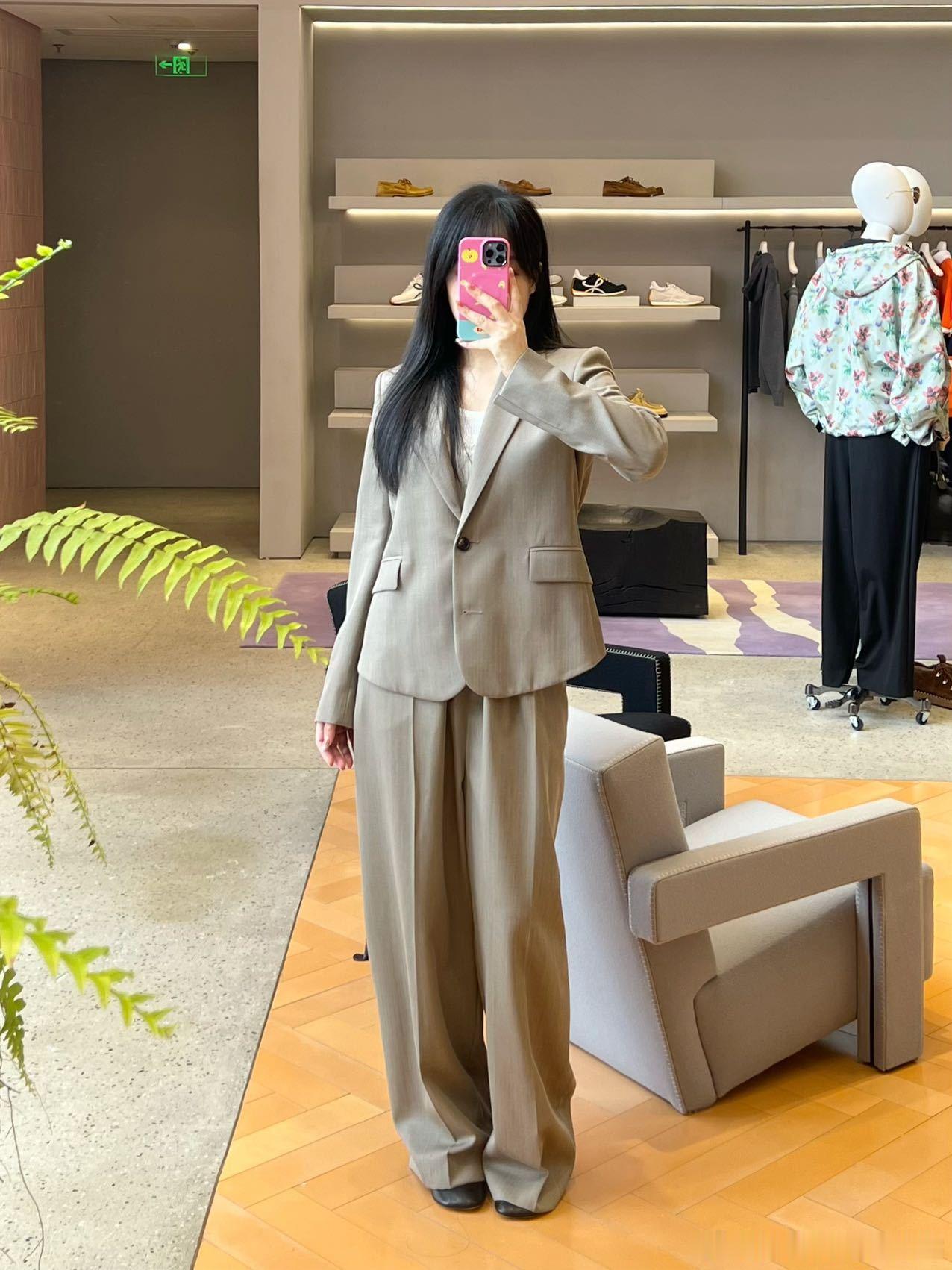 Loewe羊毛西装外套，采用对版羊毛，耗时3个多月，奶茶灰色低调优雅，正肩剪裁+