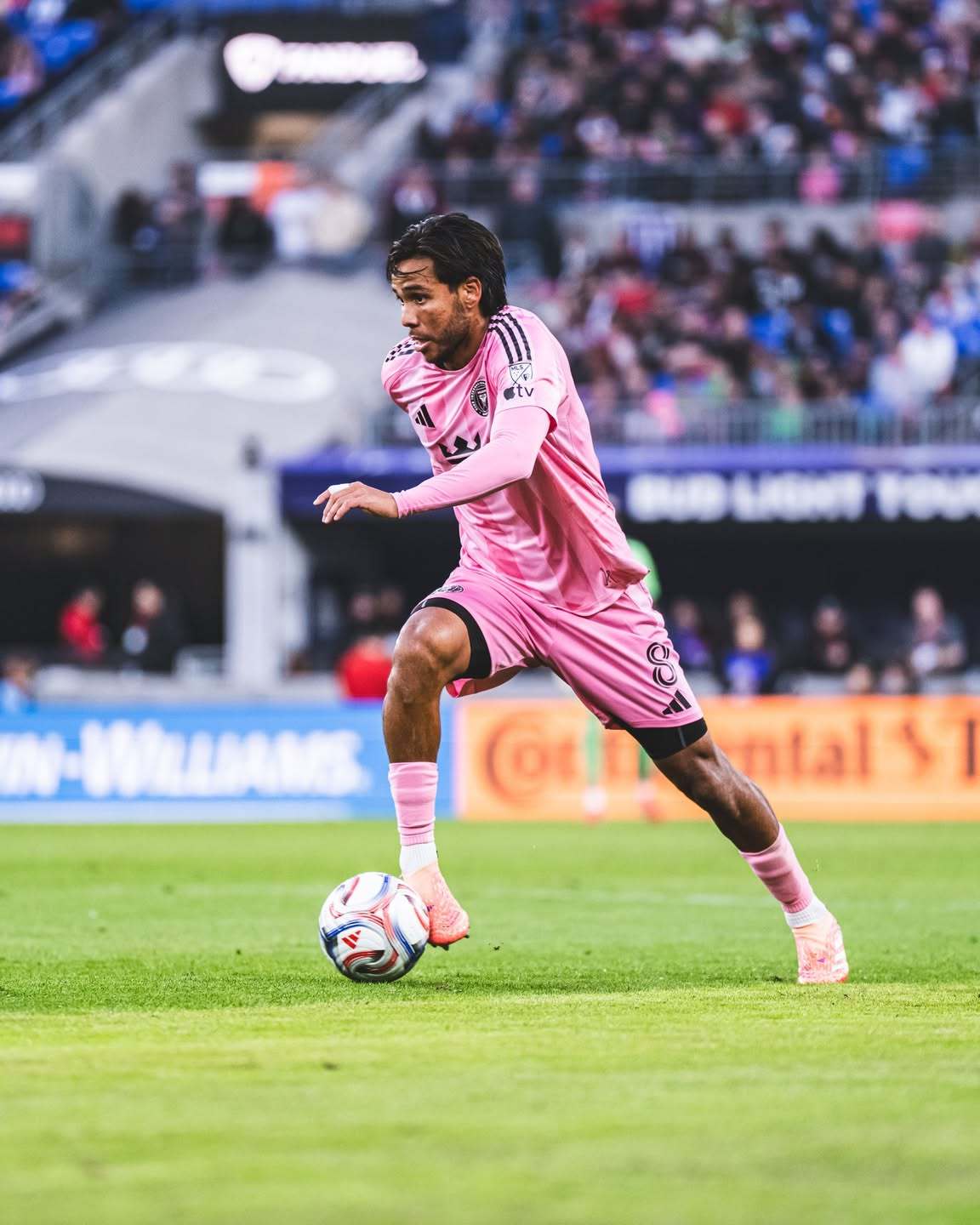 迈阿密官方｜➡️在巴尔的摩取得一场重要的客场胜利。征程仍在继续。🩷🖤迈阿密国