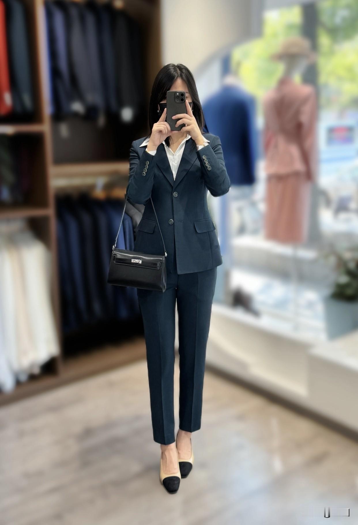 晒出女性魅力有良好的修养，举止优雅。