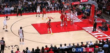 真快！阿门推反击快船三人竟全都追不上！
在今天NBA常规赛火箭对阵快船的第三节比