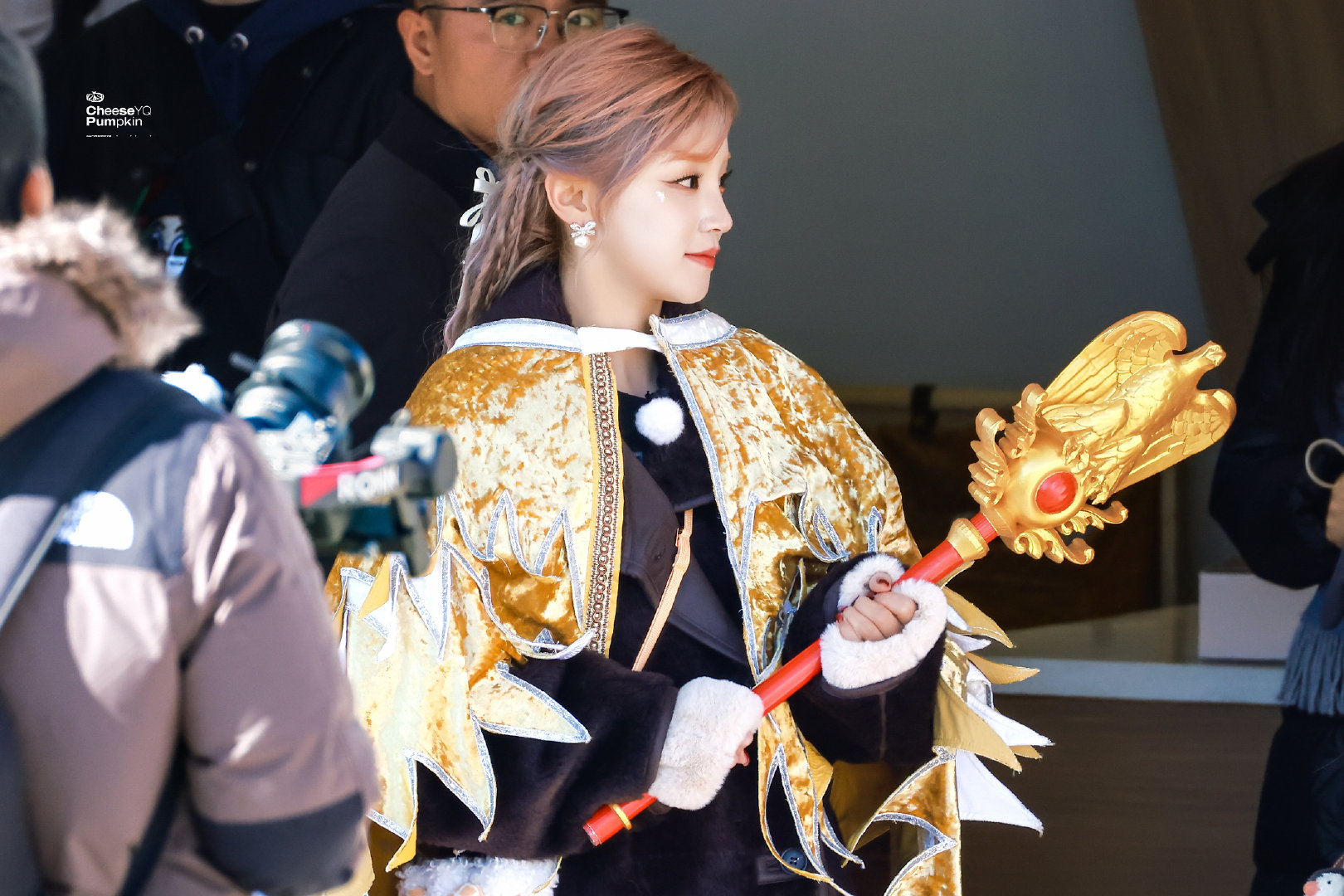 宋雨琦《奔跑吧》披风造型路透有别管是国王还是骑士了，我的心已经完全被 给俘获了