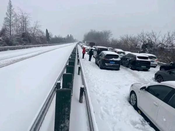 水调歌头·晚雪
飞雪迎春到，万户笑盈盈。
冰花初映祥瑞，檐角倒玉凌。
爆竹声中除